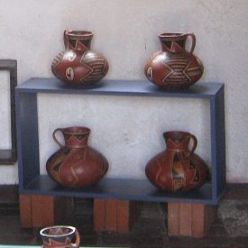 Kunsthandwerkerdorf von Arica,
                          ausgestellte Keramiken, grosse Gef�sse