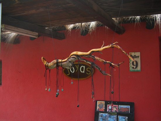 Kunsthandwerkerdorf von Arica,
                            Werkstatt Nr. 9 (Schmuckwerkstatt), an einer
                            Wurzel sind Halskettchen pr�sentiert