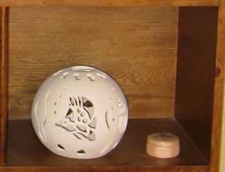 Die
                            Wohnwand der Keramikwerkstatt: Kerzenlampe