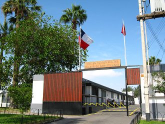 Das milit�risch-medizinisches
                                    Zentrum (centro cl�nico militar) an
                                    der Velasquezallee, der Eingang
