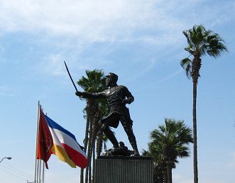 Velasquezallee, das Denkmal mit
                                    dem Oberstleutnant Juan Jos� San
                                    Mart�n, Nahaufnahme