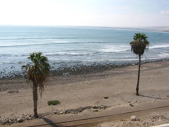 Chinchorrostrand mit der
                                  Bahnlinie Arica-Tacna 01