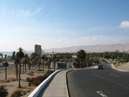 Blick auf den Chinchorrostrand
                                  02, nun mit der Rampe (Edmundo P�rez
                                  Zujovic-Allee)