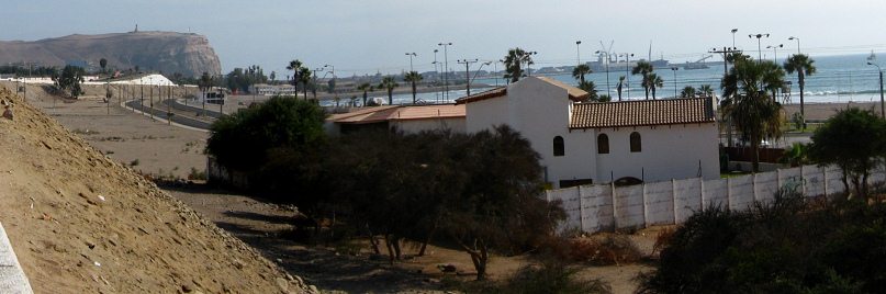 Blick zur�ck von der Rampe auf den
                            Morroberg und den Hafen, Nahaufnahme