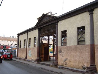 St.-Markus-Strasse (Calle San Marcos),
                          der Eingang zum ehemaligen Zentralmarkt