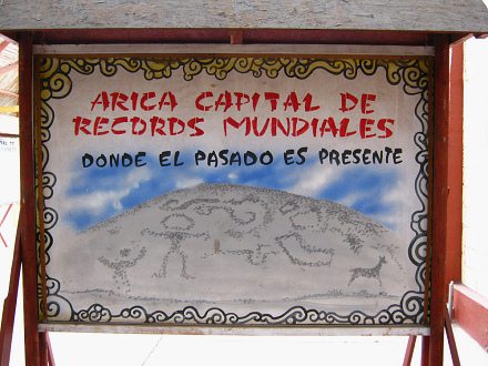 Cuadro indicando r�cords de Arica (06)
                          con los geoglifos del cerro Sagrado, primer
                          plano