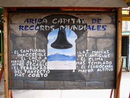 Cuadro indicando r�cords de Arica (07)
                          con la campana de un campanile, primer plano