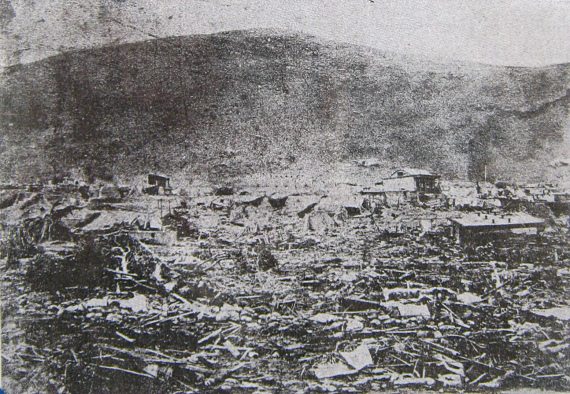 Artikel 12: Arica nach dem Erdbeben von
                            1868: Das Foto zeigt einen Teil der
                            zerst�rten Stadt zwischen den heutigen
                            Strassen Baquedano und Kolumbus (Col�n) in
                            der N�he des Morrobergs.