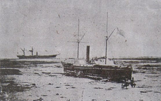 Artikel 13: Foto mit den beiden
                            Schiffen Wateree und America in der W�ste
                            von Arica