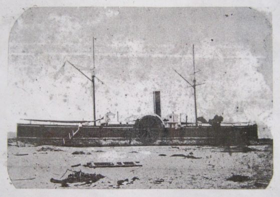Artikel 14: Foto des Schiffes
                            "Wateree" in der W�ste