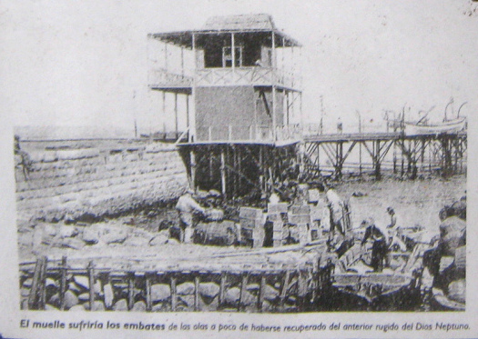Artikel 21, Foto des Wiederaufbaus der
                          Schiffsanlegestelle nach dem Seebeben von
                          1877
