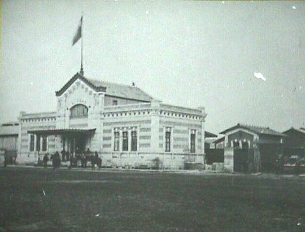 Das
                          neue Zollgeb�ude, das gem�ss Pl�nen des
                          franz�sischen Architekten Gustav Eiffel gebaut
                          wurde, Foto aus den 1880er Jahren [Foto01]