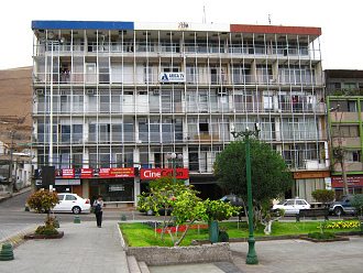 Das Regierungsgeb�ude
                                "Kolumbushaus" (auch
                                "Kolumbuskino" genannt,
                                "cine Col�n")