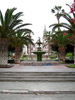 Kolumbusplatz, Sicht auf Treppen (wieder
                        ohne Rampen), Brunnen und Markuskirche