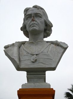 Kolumbusplatz, das Kolumbusdenkmal
                                3, B�ste ohne Nase