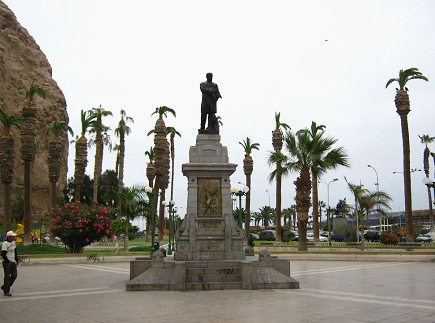 Mackennaplatz, Denkmal mit dem
                                Schnauzenberg (Morroberg) 02