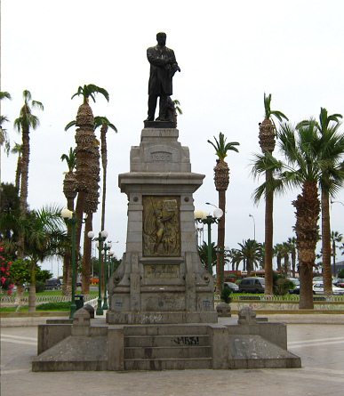 Mackennaplatz, Denkmal mit dem
                                Schnauzenberg (Morroberg) 02,
                                Nahaufnahme