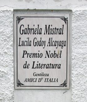 Baquedanoplatz,
                                Gabriela-Mistral-Denkmal, der Tafeltext
