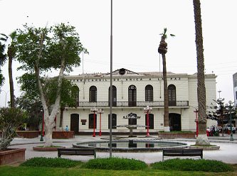 Die Bahnstation der Z�ge von Arica nach
                          La Paz (Hauptstadt Boliviens) mit dem roten
                          Brunnen auf dem Zugplatz