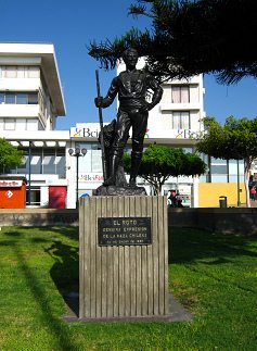 Arbeiterplatz, das Denkmal "Fix
                            und fertig" ("El Roto"),
                            Nahaufnahme