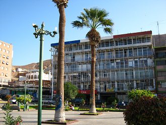 Kolumbusplatz mit der Sicht auf
                                  das Regierungsgeb�ude
                                  "Kolumbushaus" in Arica