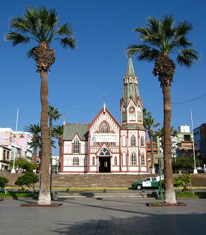 Blick zur�ck vom Kolumbusplatz zur
                            Markuskirche, eingerahmt von Palmen