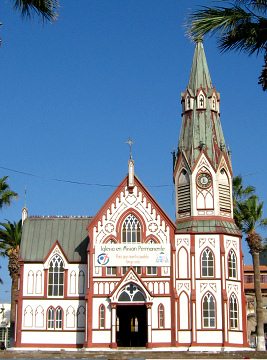 Blick zur�ck vom Kolumbusplatz
                                  zur Markuskirche, eingerahmt von
                                  Palmen, Nahaufnahme