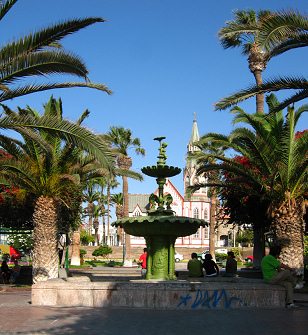 Kolumbusplatz von Arica, der
                                  Brunnen mit der Markuskirche im
                                  Hintergrund