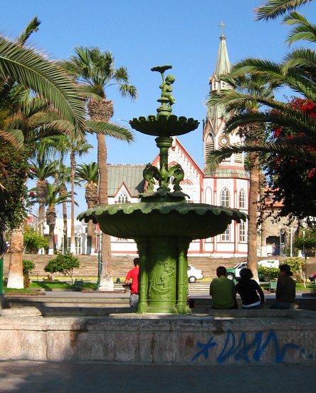 Kolumbusplatz von Arica, der
                                  Brunnen mit der Markuskirche im
                                  Hintergrund, Nahaufnahme
