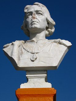 Kolumbusplatz, das
                                  Kolumbusdenkmal, die B�ste ohne Nase