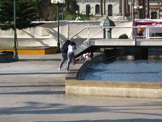 Mackennaplatz, spielende M�dchen am
                            Brunnen