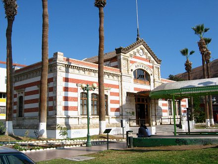 Baquedanoplatz, das
                                  Ex-Zollgeb�ude von Gustave Eiffel