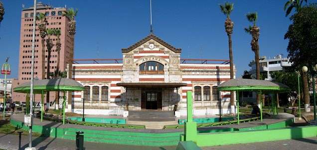 Baquedanoplatz, das Ex-Zollgeb�ude mit
                            dem Amphietheater, Panoramafoto