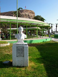 Baquedanoplatz, das
                            Gabriela-Mistral-Denkmal mit dem Morroberg