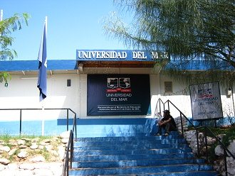 Yungay-Strasse 660, die
                                "Universit�t zum Meer"
                                ("Universidad del Mar"), der
                                Eingang mit dem Schild