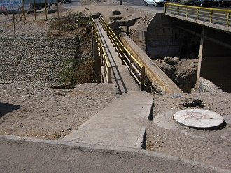 Santa-Maria-Allee, die Fussg�ngerbr�cke
                        �ber den San-Jos�-Fluss