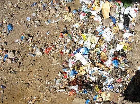 Der San-Jos�-Fluss von Arica, das Flussbett
                        mit M�ll, Nahaufnahme mit Plastikflaschen,
                        Kleidern, Plastiks�cken, Karton etc.