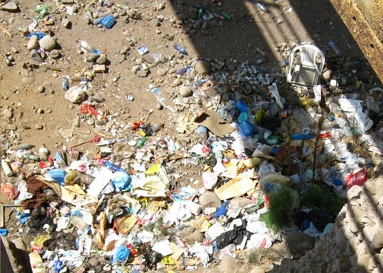 Der San-Jos�-Fluss von Arica, das Flussbett
                        mit M�ll, Nahaufnahme mit Plastikflaschen,
                        Plastiks�cken und einem Plastikstuhl