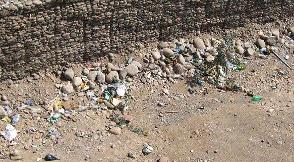 Der San-Jos�-Fluss von Arica, das Flussbett
                        mit M�ll 05