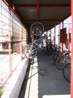 Santa-Maria-Allee, Fahrradpl�tze bei der
                        Firma Arizt�a