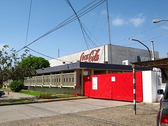 Santa-Maria-Allee, die Fassade der Firma
                        Coca-Cola