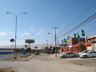 Santa-Maria-Allee, das
                                Heimwerker-Einkaufszentrum
                                "Sodimac" und die die Bude
                                f�rs Nachleben "Zonna"
