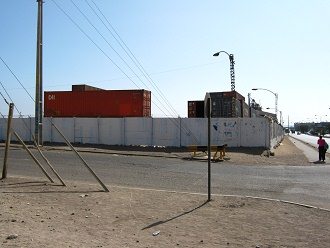 Rocca-Allee, Strassenkreuzung mit
                                dem Lagerterminal mit Containern
