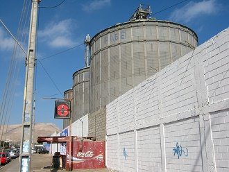 Rocca-Allee, Silos 03 mit einem
                                kleinen Verpflegungsstand