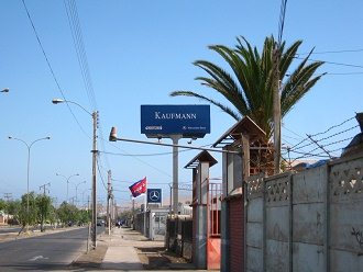 Azola-Allee, die Reklametafel der Firma
                        Kaufmann