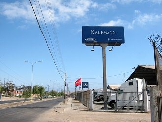 Azola-Allee, die Reklametafel der Firma
                        Kaufmann