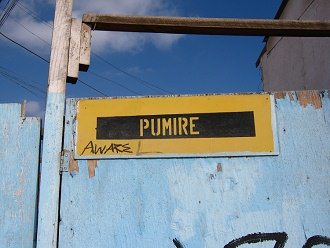 Pumire-Strasse, Strassenschild