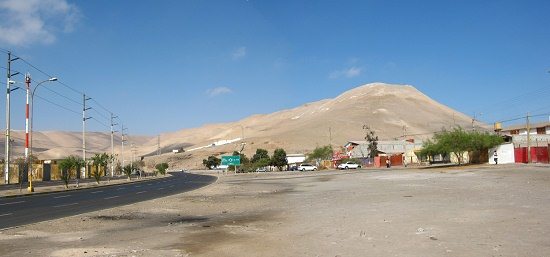 Die Rocca-Allee mit einer grossen Kurve
                          vor dem Kreisverkehr mit den Abzweigen nach
                          Bolivien und Peru, und der W�stenberg beim
                          Kartoffelberg - Panoramafoto