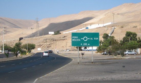 Die Rocca-Allee mit der Hinweistafel f�r
                        den Kreisverkehr mit dem Abzweig nach Peru und
                        Bolivien