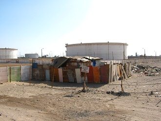 Avalos-Allee, ein kleines Haus nahe
                                eines Silos 01